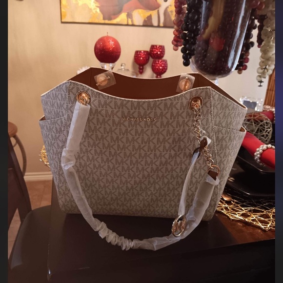 Brand new Michael kors purse never has been used - Picture 7 of 7